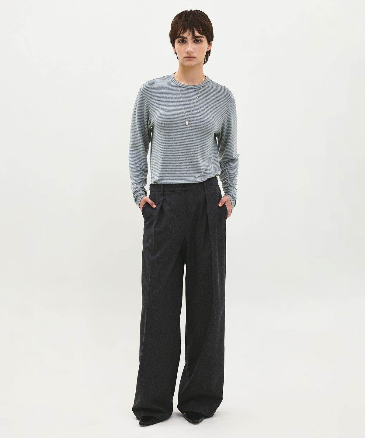 러프사이드 화이트라벨(ROUGH SIDE WHITE LABEL) Wool Pleats Pants Charcoal Stripe