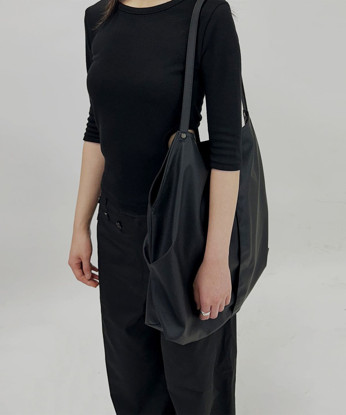 에크라(ECHRA) slope shoulder bag [calm black]
