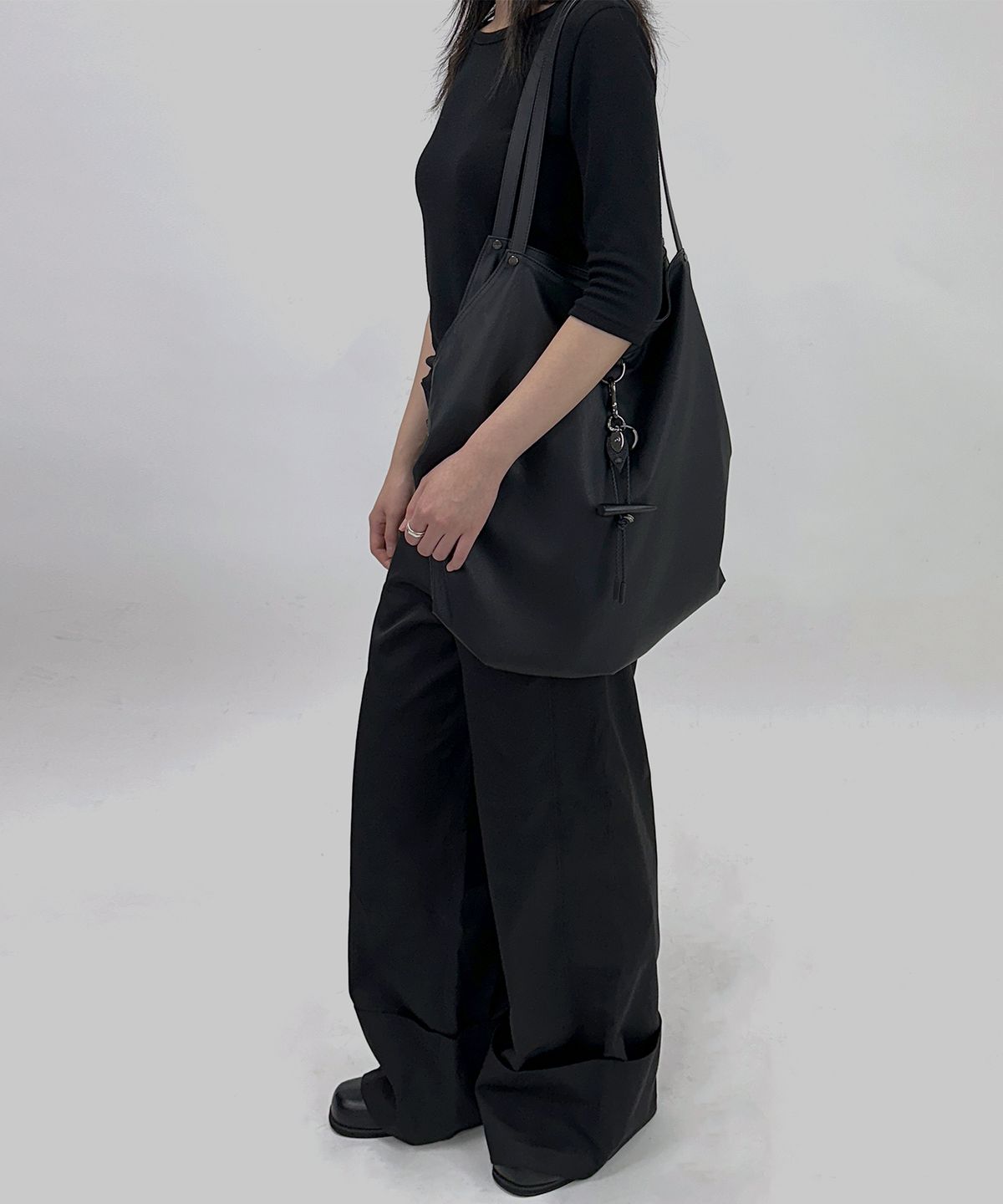 에크라(ECHRA) slope shoulder bag [calm black]