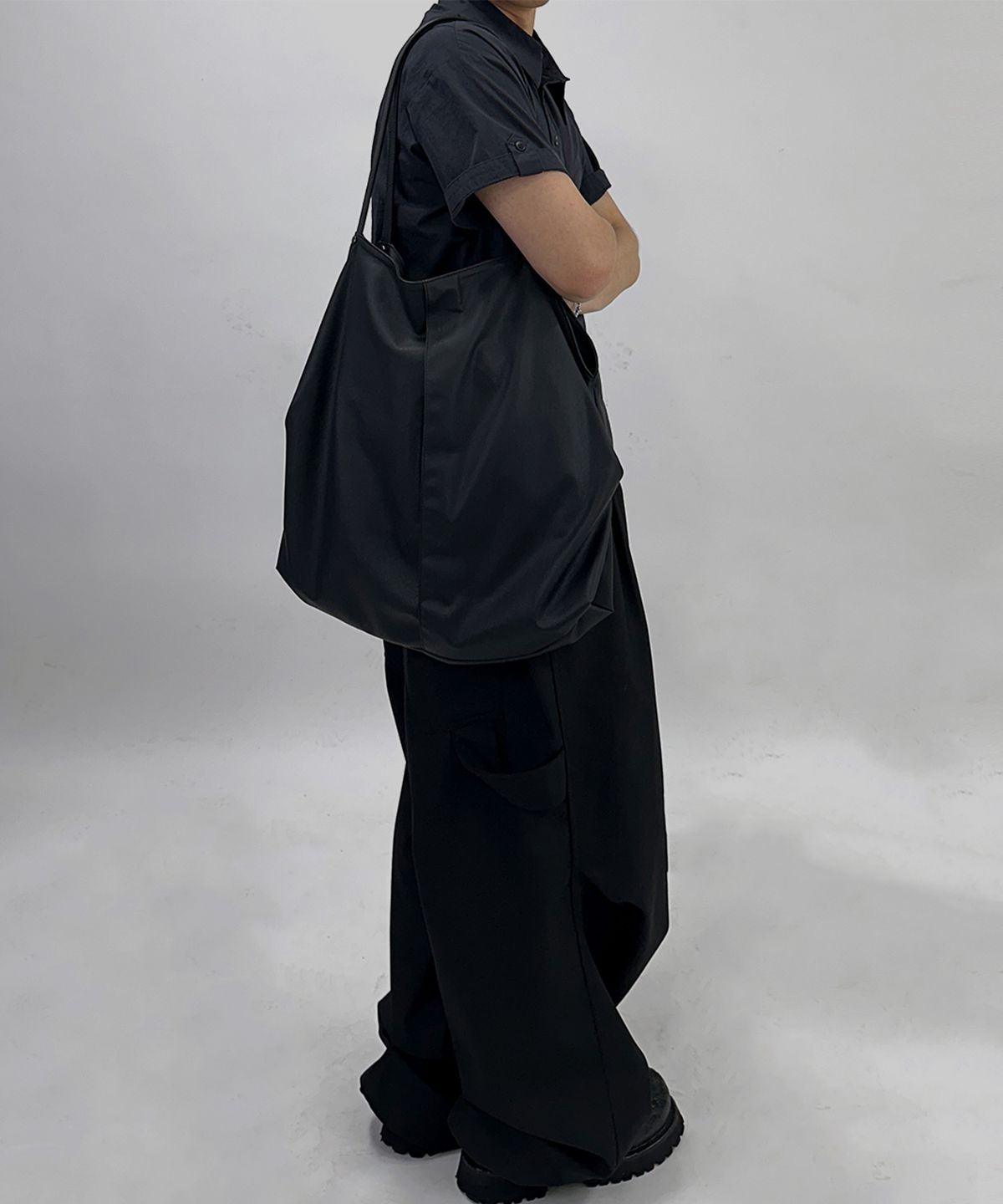 에크라(ECHRA) slope shoulder bag [calm black]