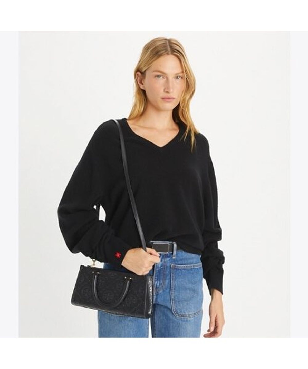 토리버치(TORYBURCH) 티 모노그램 엠보스드 E/W 스몰 토트 - 블랙