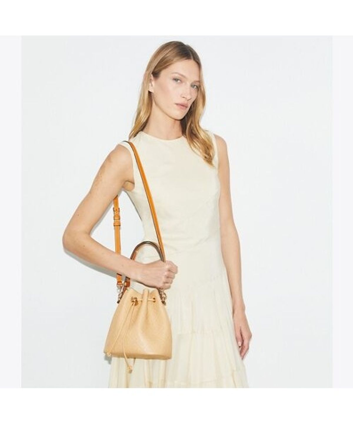 토리버치(TORYBURCH) 티 모노그램 페블 버킷 백 - 비스코티