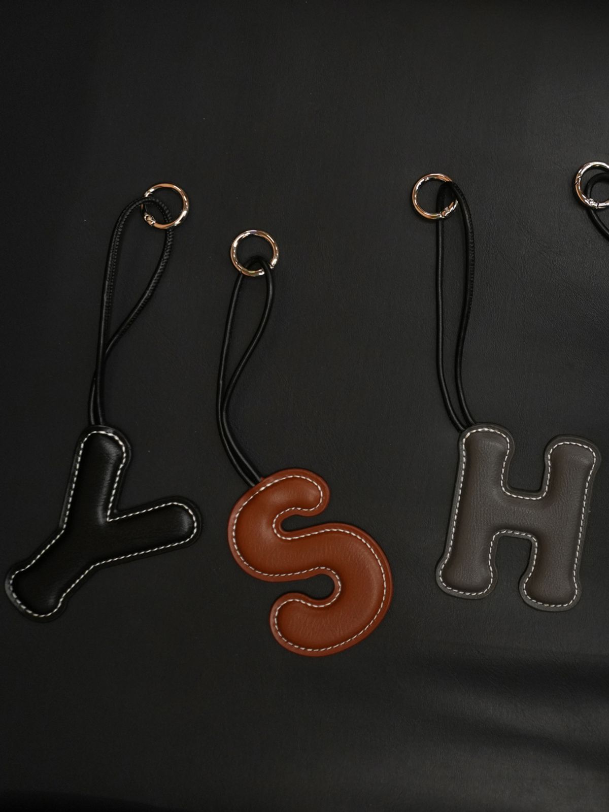 데누(DENU) Alphabet Pendant Holder [Y,H,S,M,P]