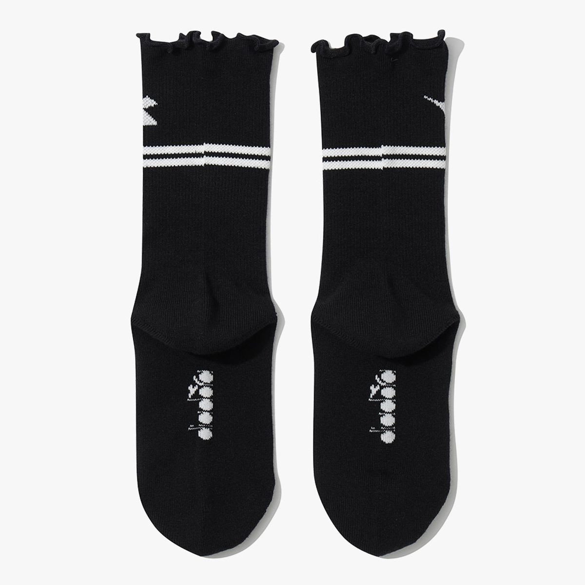 디아도라(diadora) 로고 러플 삭스 BLACK