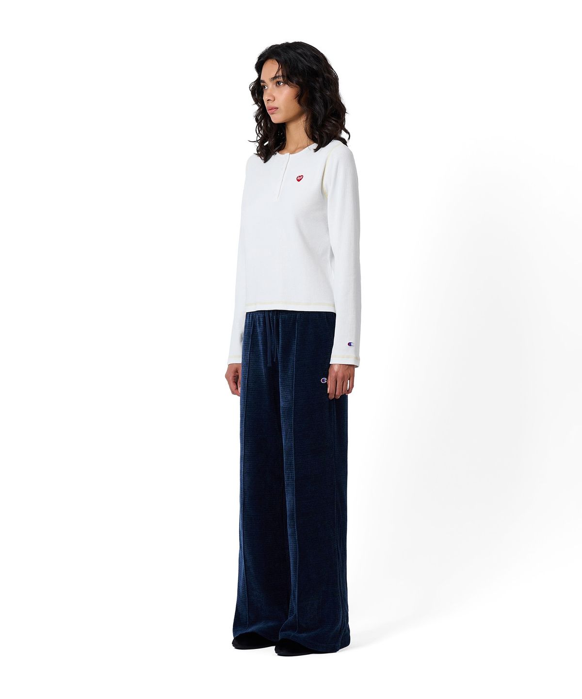 챔피온(CHAMPION) 여성 하트 로고 헨리넥 롱슬리브 White