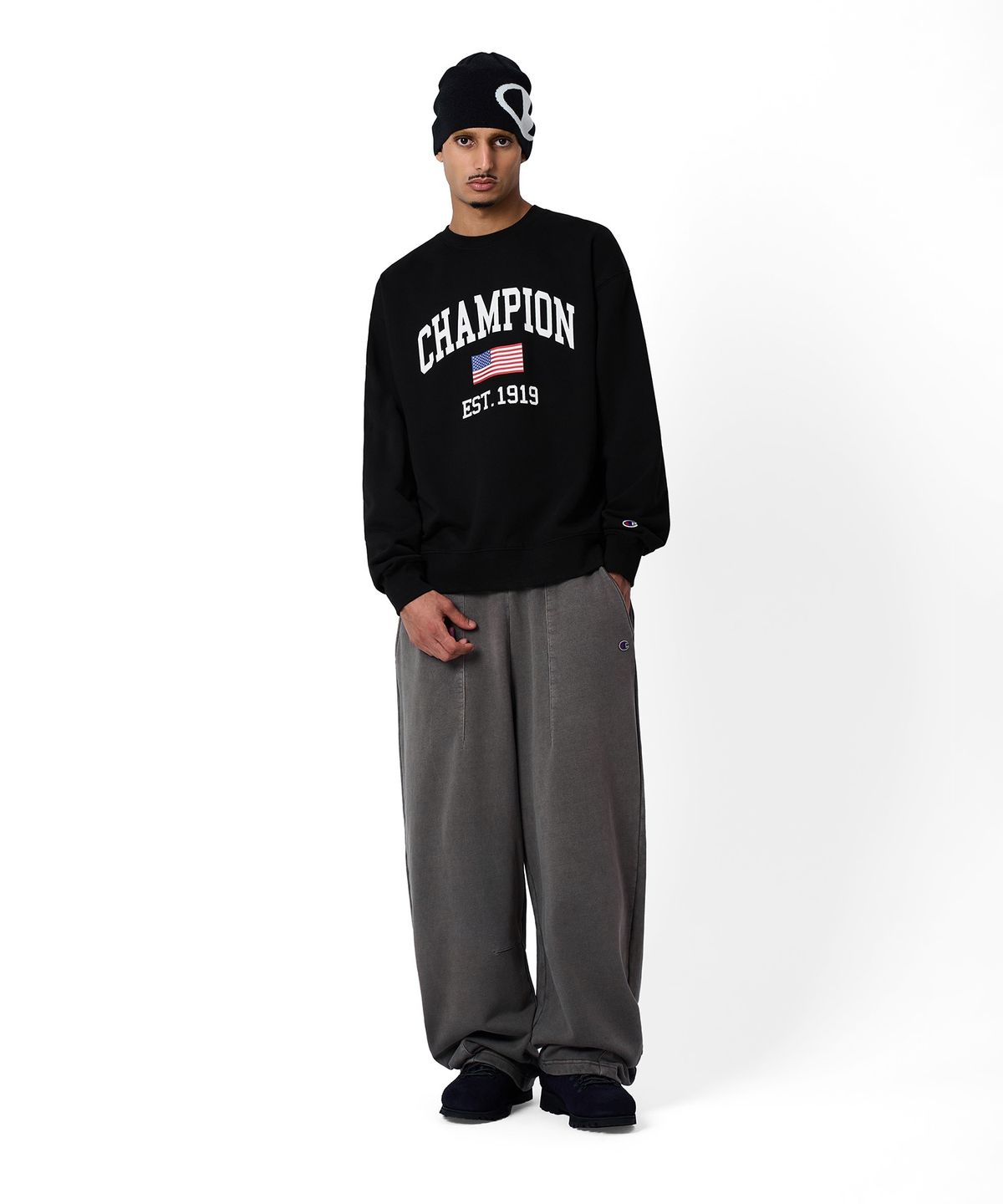 챔피온(CHAMPION) 플래그 아치 로고 오버핏 스웨트 셔츠 Black