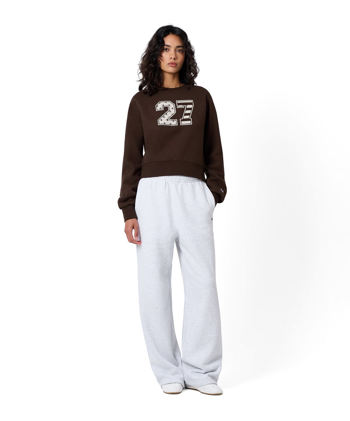 챔피온(CHAMPION) 여성 넘버링 크롭 기모 스웨트 셔츠 Brown