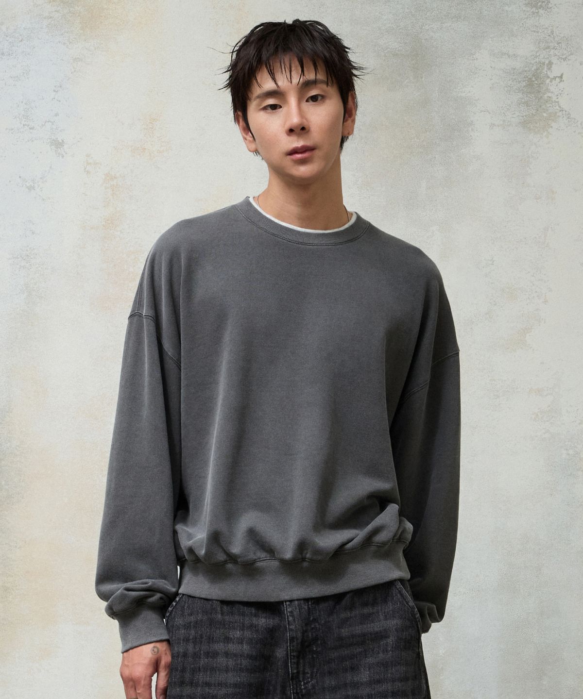에이지오디(AGOD) 레이어드 크루넥 스웨트셔츠 [피그먼트 차콜]
