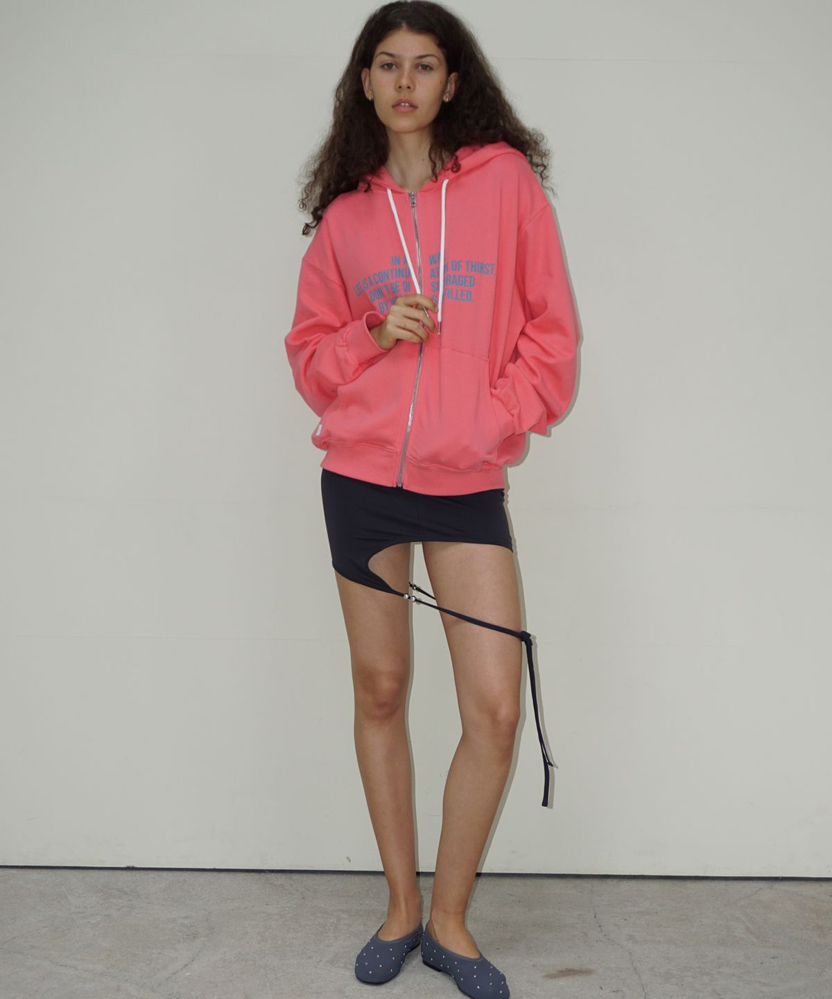 떨스티클럽(THIRSTYCLUB) Lettering light weight hoodie - Pink