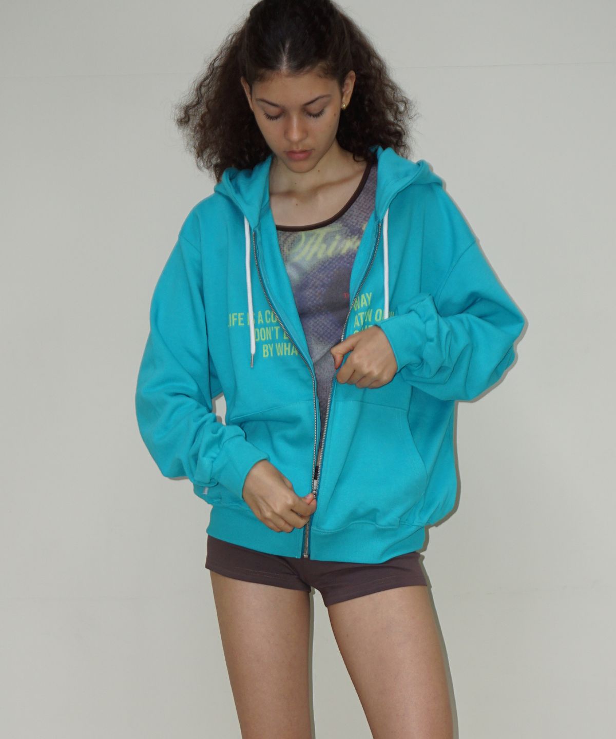 떨스티클럽(THIRSTYCLUB) Lettering light weight hoodie - Blue