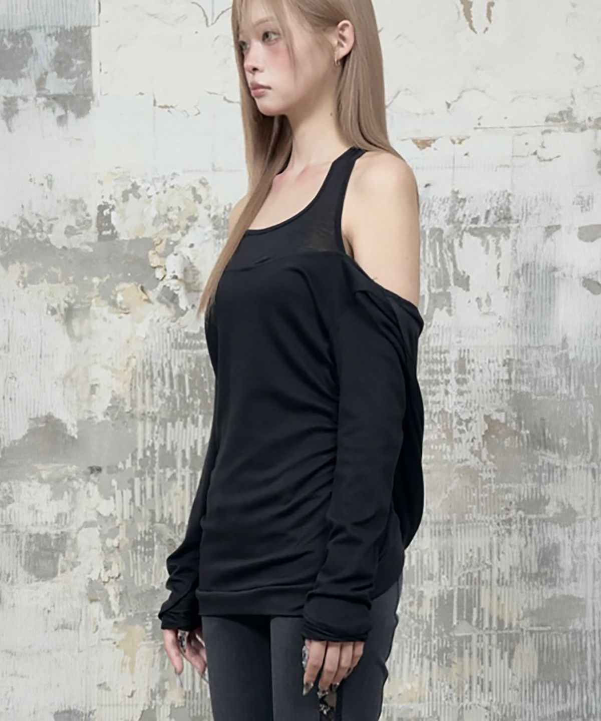 에트오소메(ETRE AU SOMMET) Halter-Neck Hooded Slim-Fit Long Sleeve Top (Black)