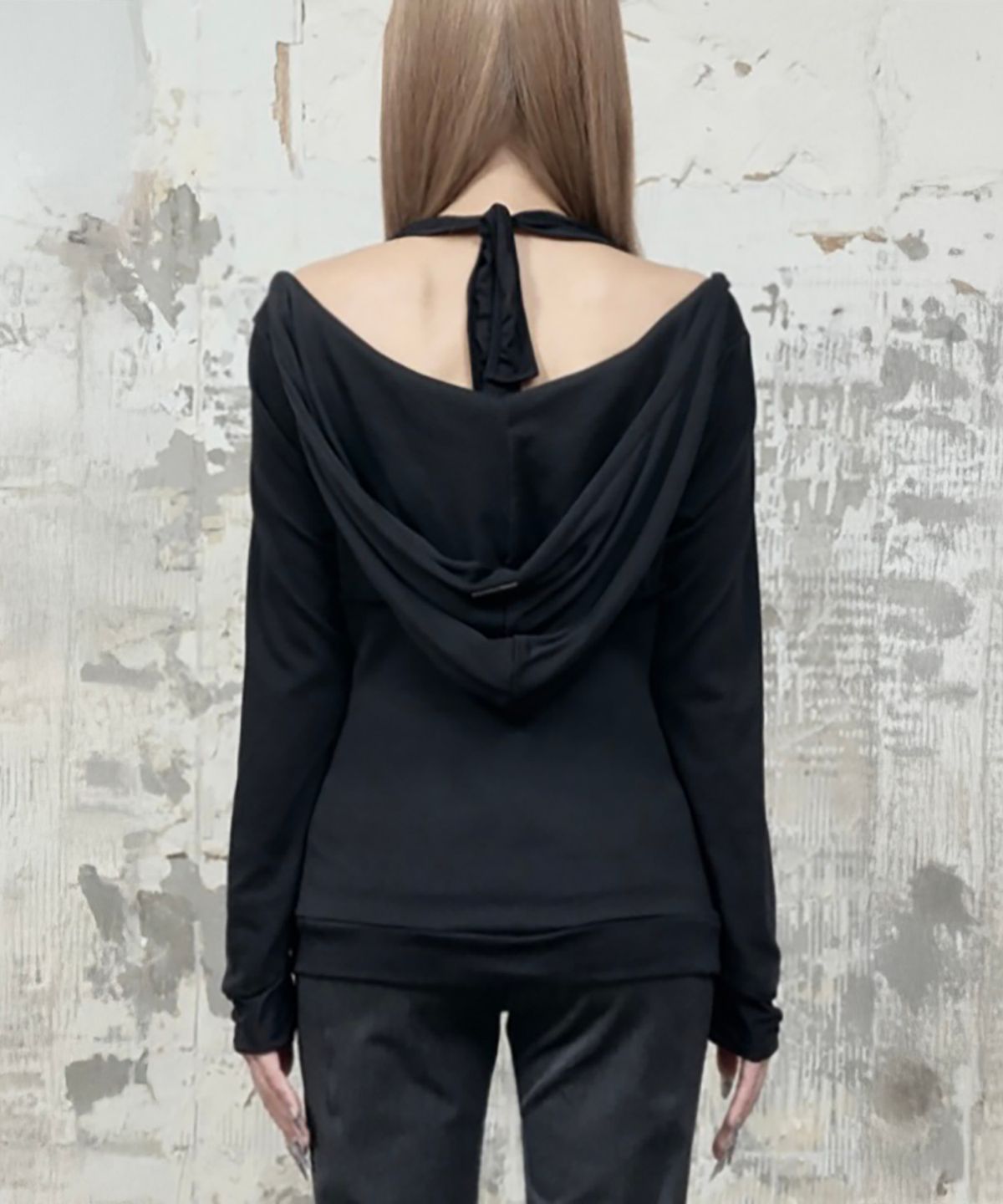 에트오소메(ETRE AU SOMMET) Halter-Neck Hooded Slim-Fit Long Sleeve Top (Black)