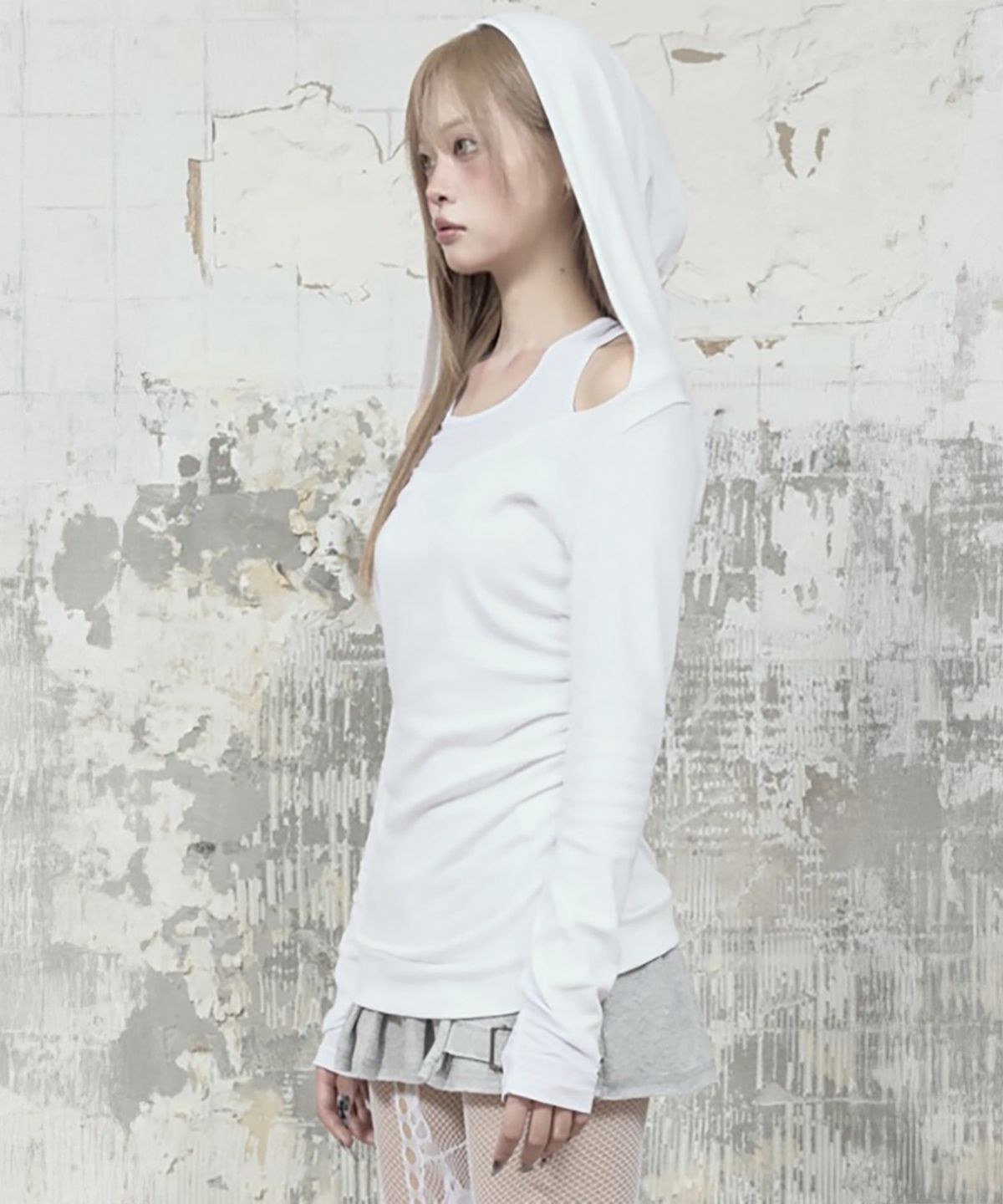에트오소메(ETRE AU SOMMET) Halter-Neck Hooded Slim-Fit Long Sleeve Top (White)