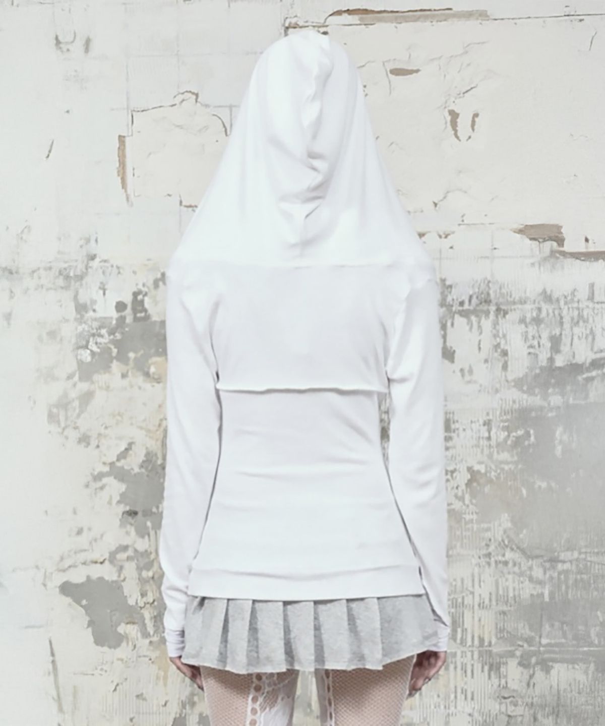 에트오소메(ETRE AU SOMMET) Halter-Neck Hooded Slim-Fit Long Sleeve Top (White)