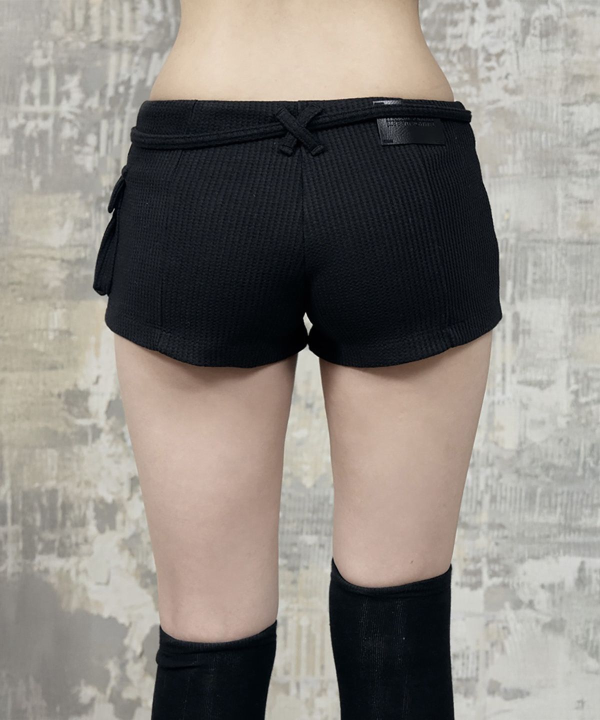 에트오소메(ETRE AU SOMMET) Waffle Zipper Hot Pants (Black)
