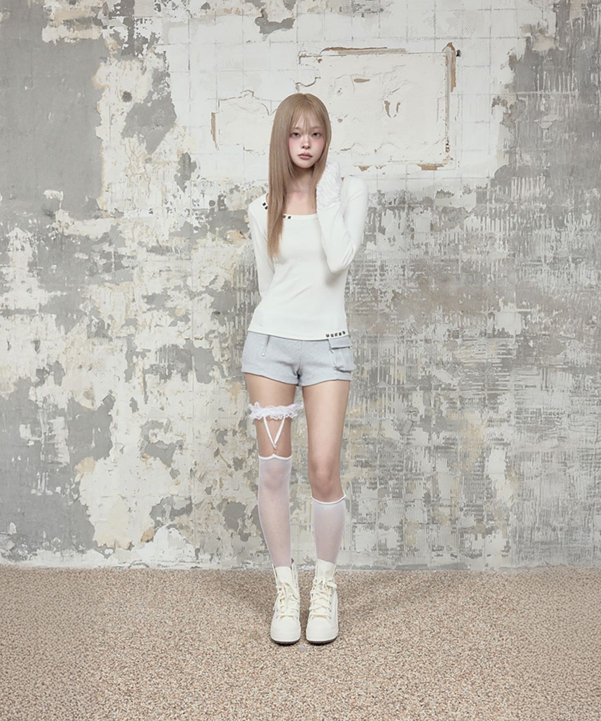 에트오소메(ETRE AU SOMMET) Stud Metal Point Long Sleeve (White)