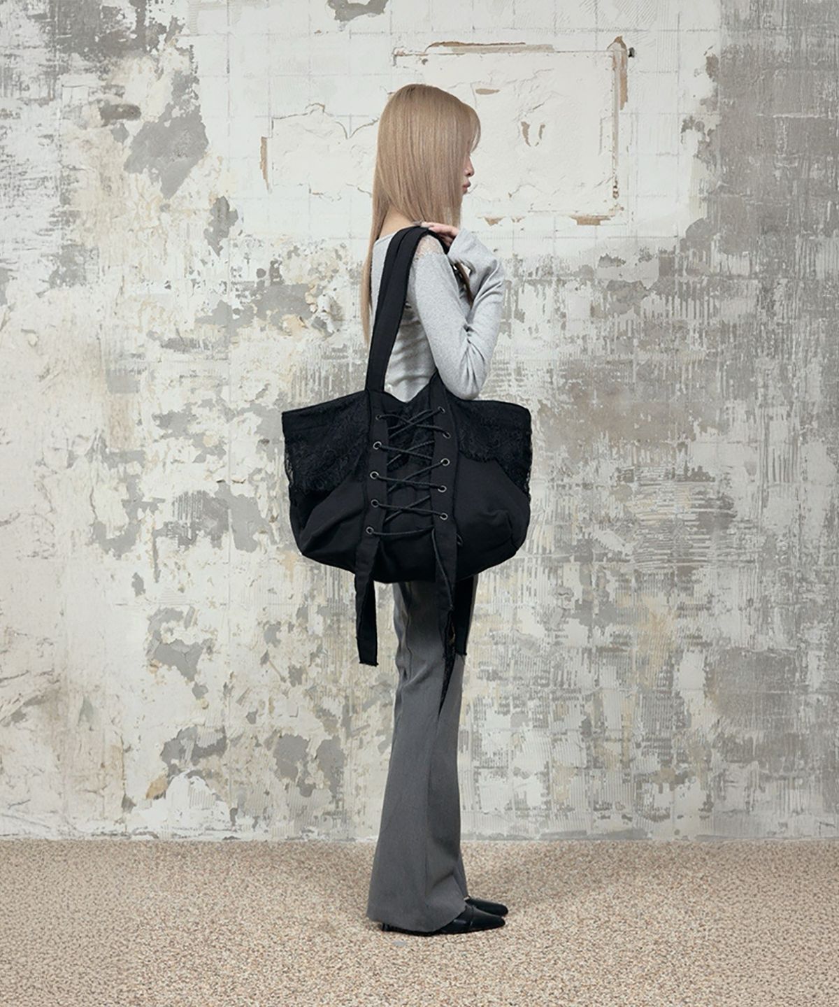 에트오소메(ETRE AU SOMMET) Corset Strap Shoulder Bag (Black)
