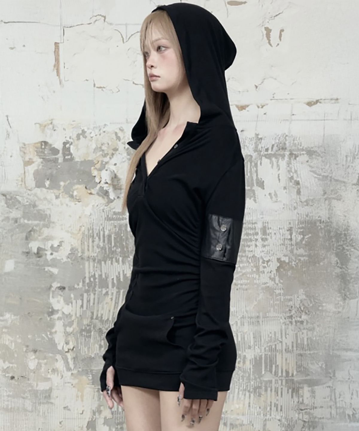에트오소메(ETRE AU SOMMET) Hood Layer Shirring Mini One-Piece (Black)