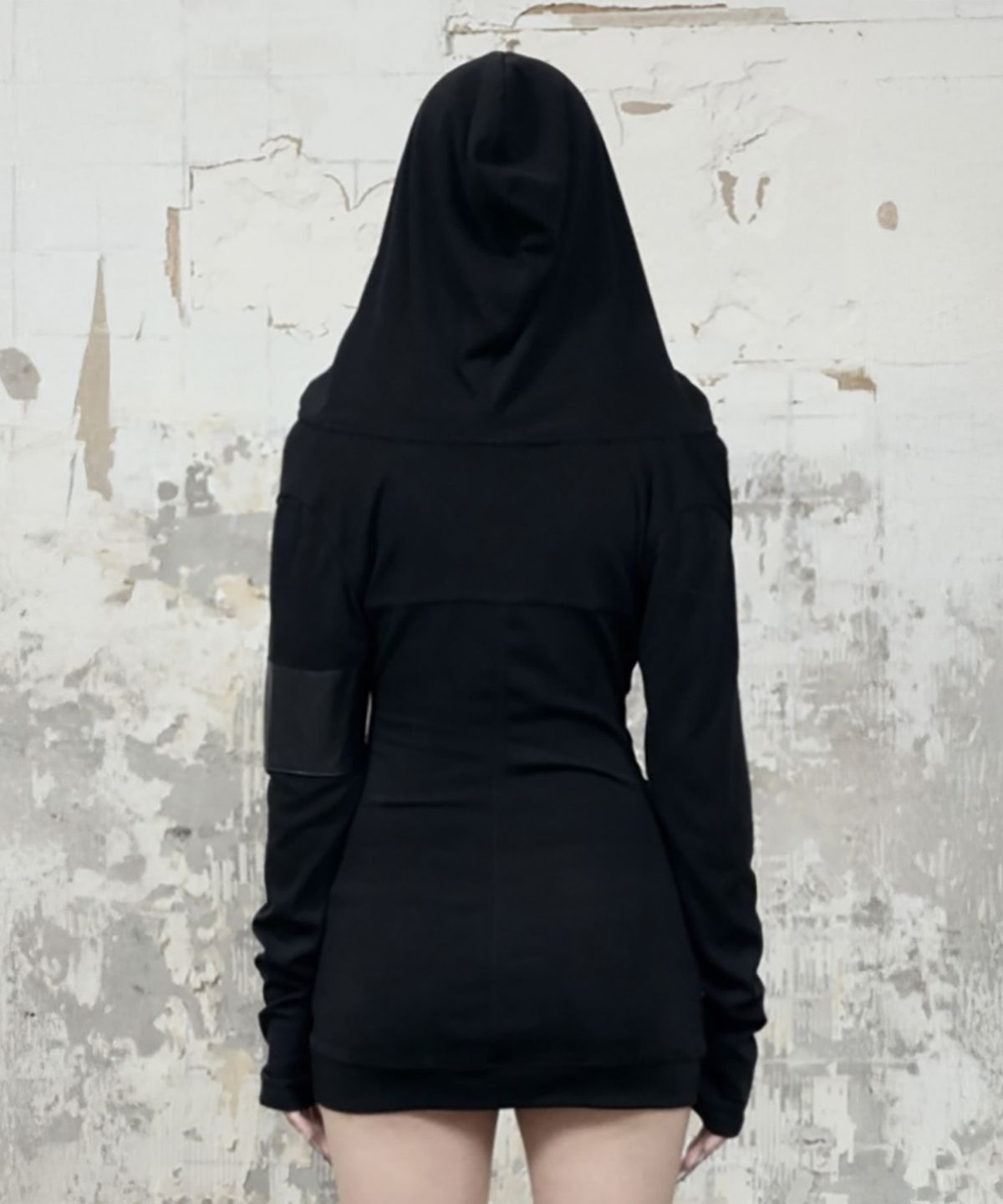 에트오소메(ETRE AU SOMMET) Hood Layer Shirring Mini One-Piece (Black)