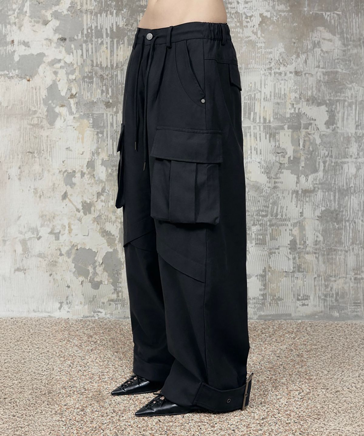 에트오소메(ETRE AU SOMMET) Panel Multi Pocket Cargo Pants (Black)