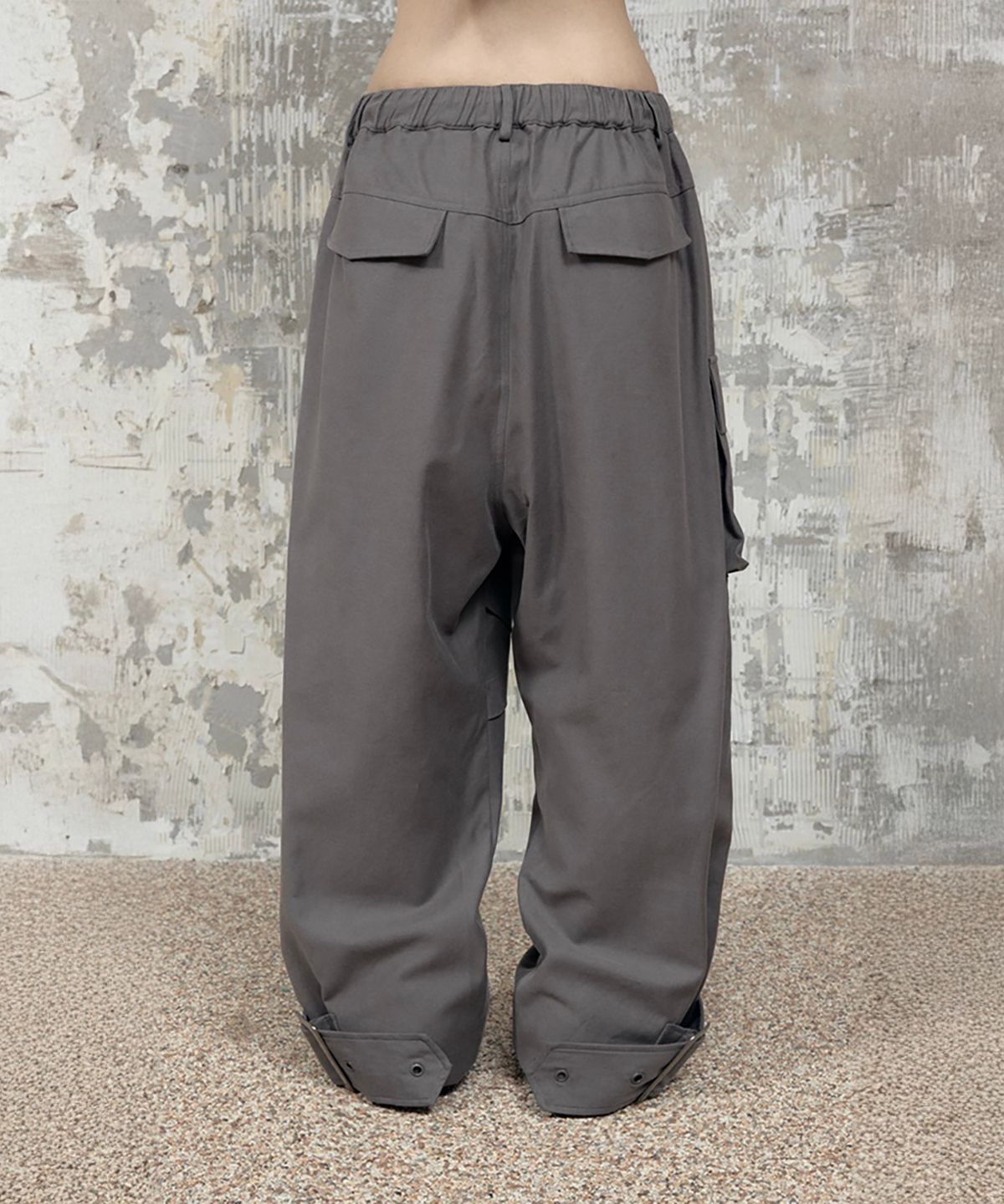 에트오소메(ETRE AU SOMMET) Panel Multi Pocket Cargo Pants (Charcoal)