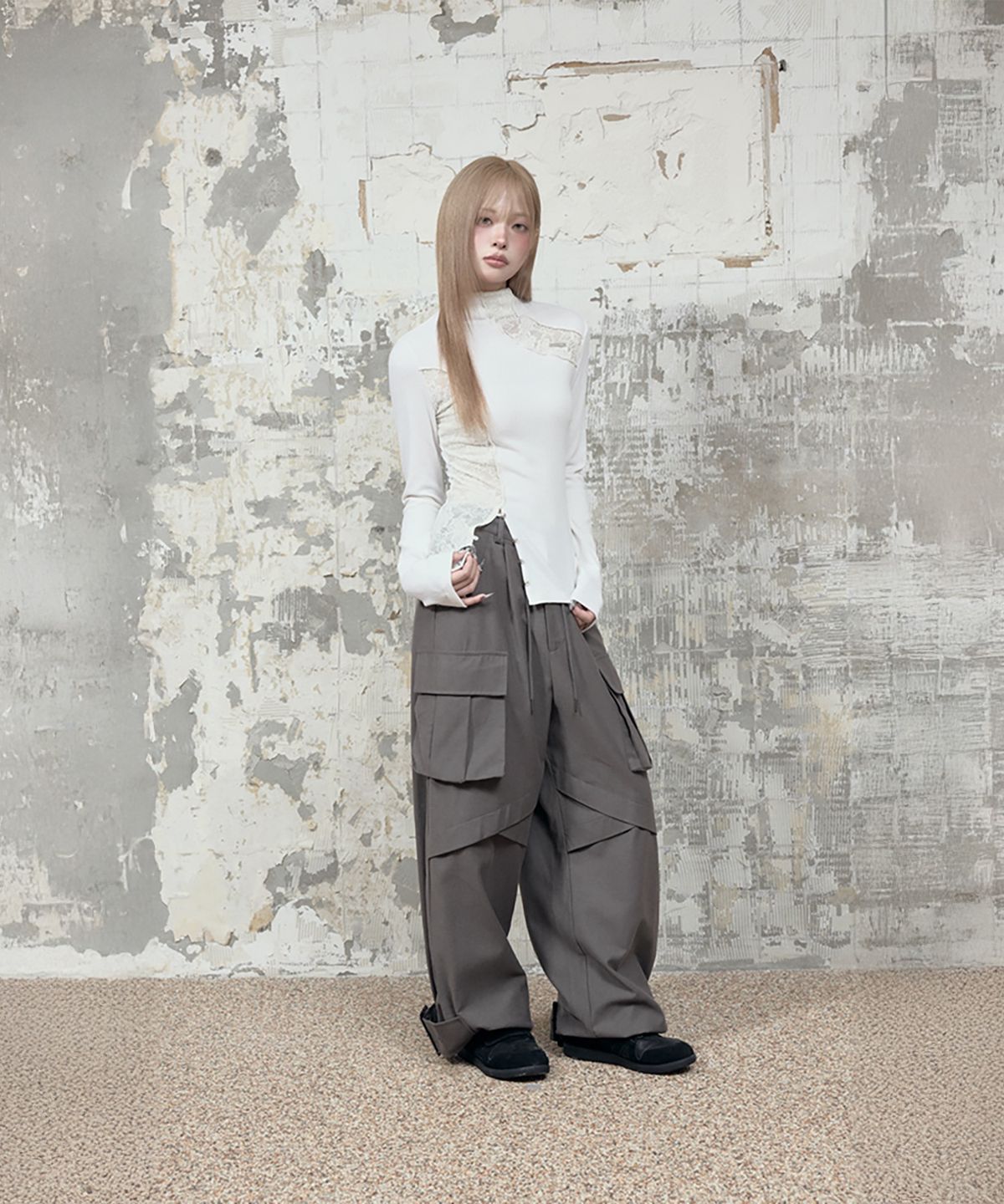 에트오소메(ETRE AU SOMMET) Panel Multi Pocket Cargo Pants (Charcoal)