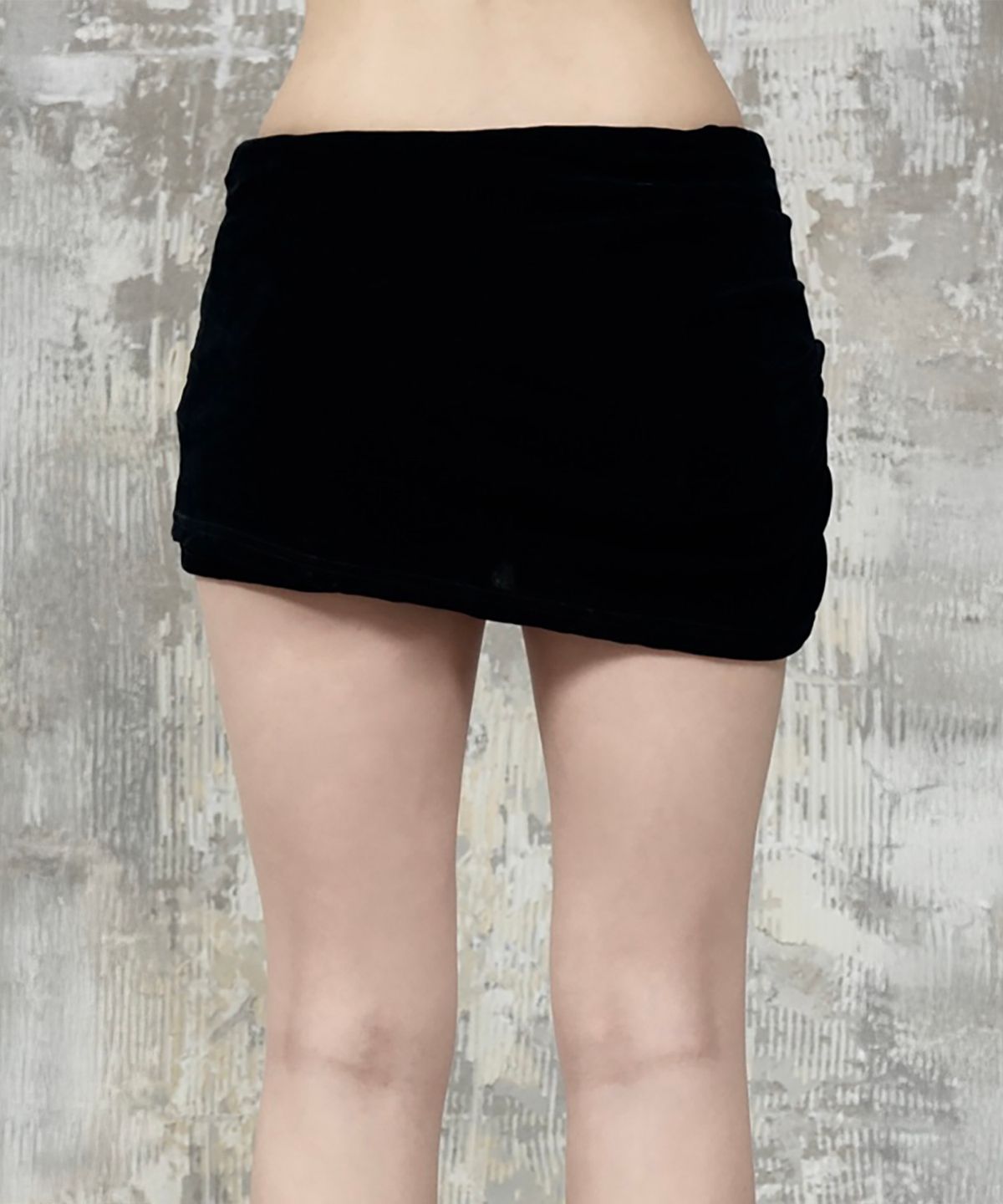 에트오소메(ETRE AU SOMMET) Velvet Button Shirring Mini Skirt (Black)