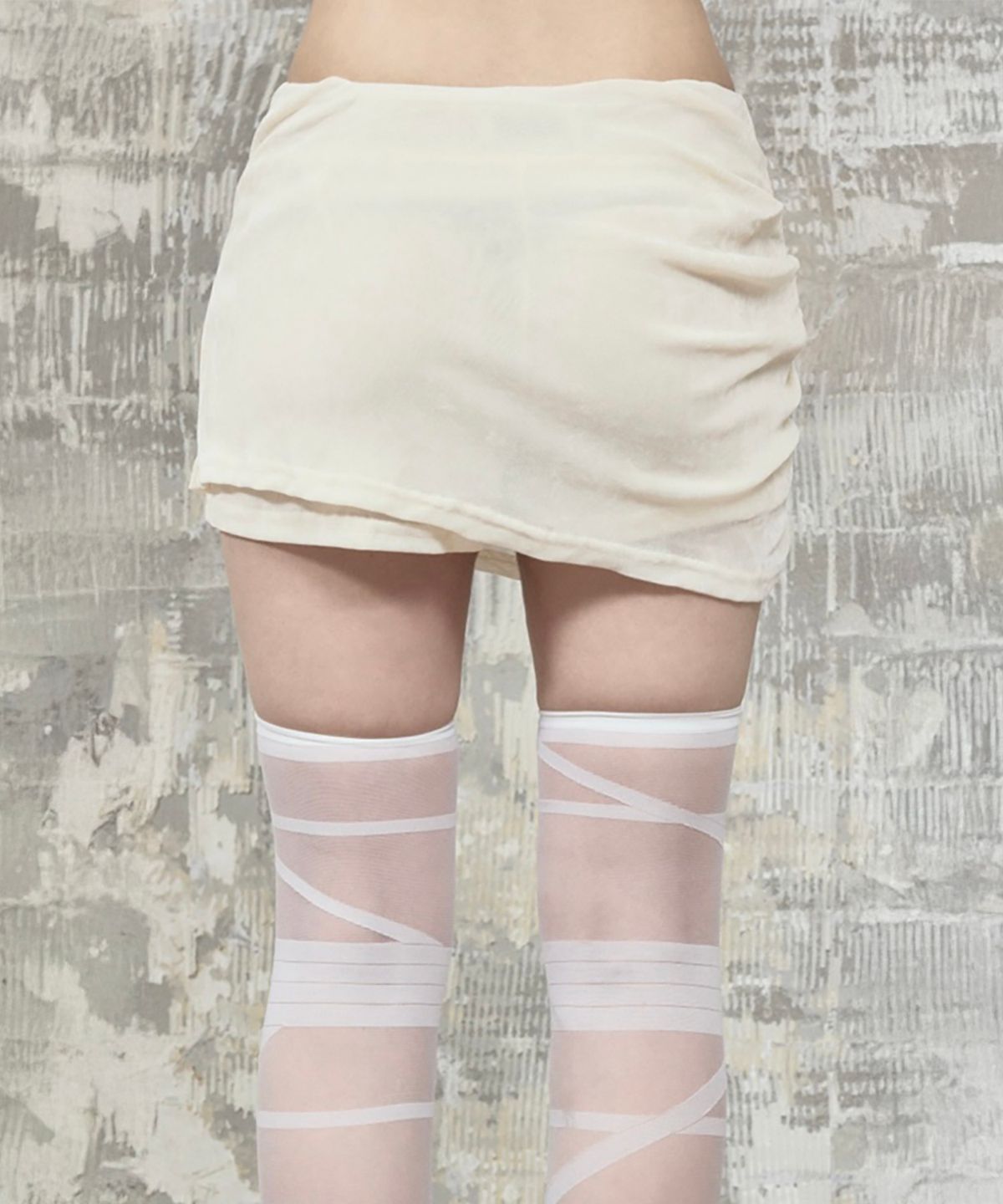 에트오소메(ETRE AU SOMMET) Velvet Button Shirring Mini Skirt (Ivory)