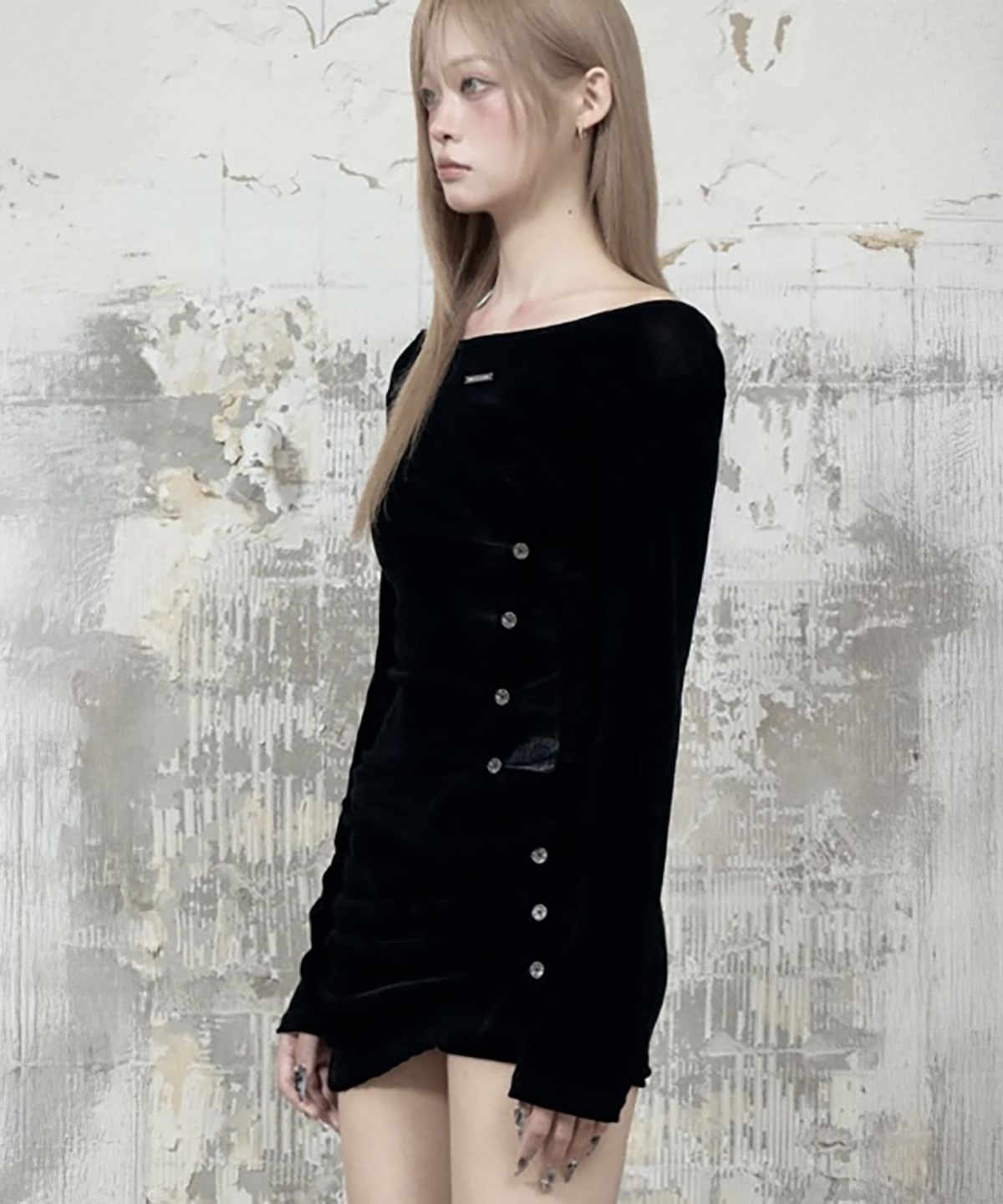 에트오소메(ETRE AU SOMMET) Velvet Button Shirring Slim Long Sleeve (Black)