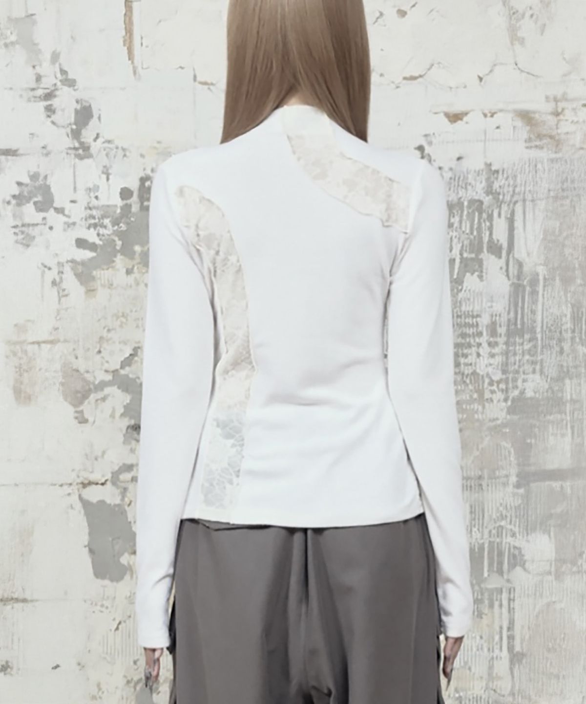 에트오소메(ETRE AU SOMMET) Lace Layer High Neck Slim Long Sleeve (White)