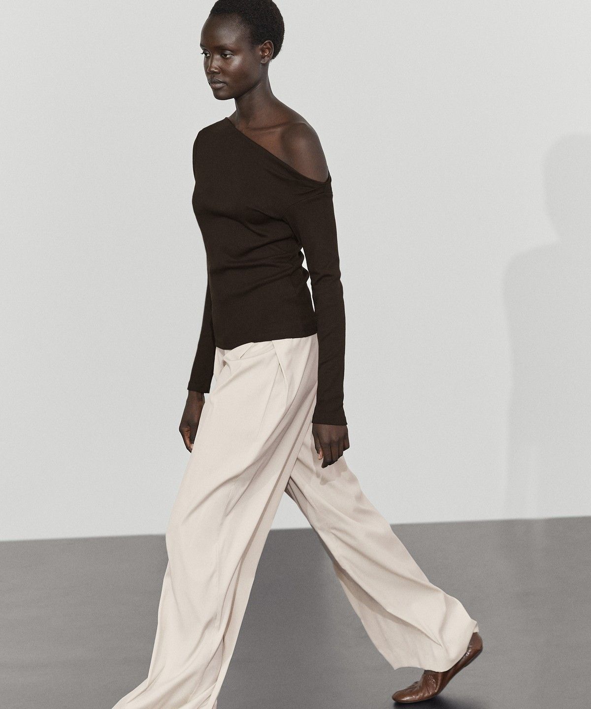 마시모두띠(MASSIMO DUTTI) 드레이프 숄더 티셔츠