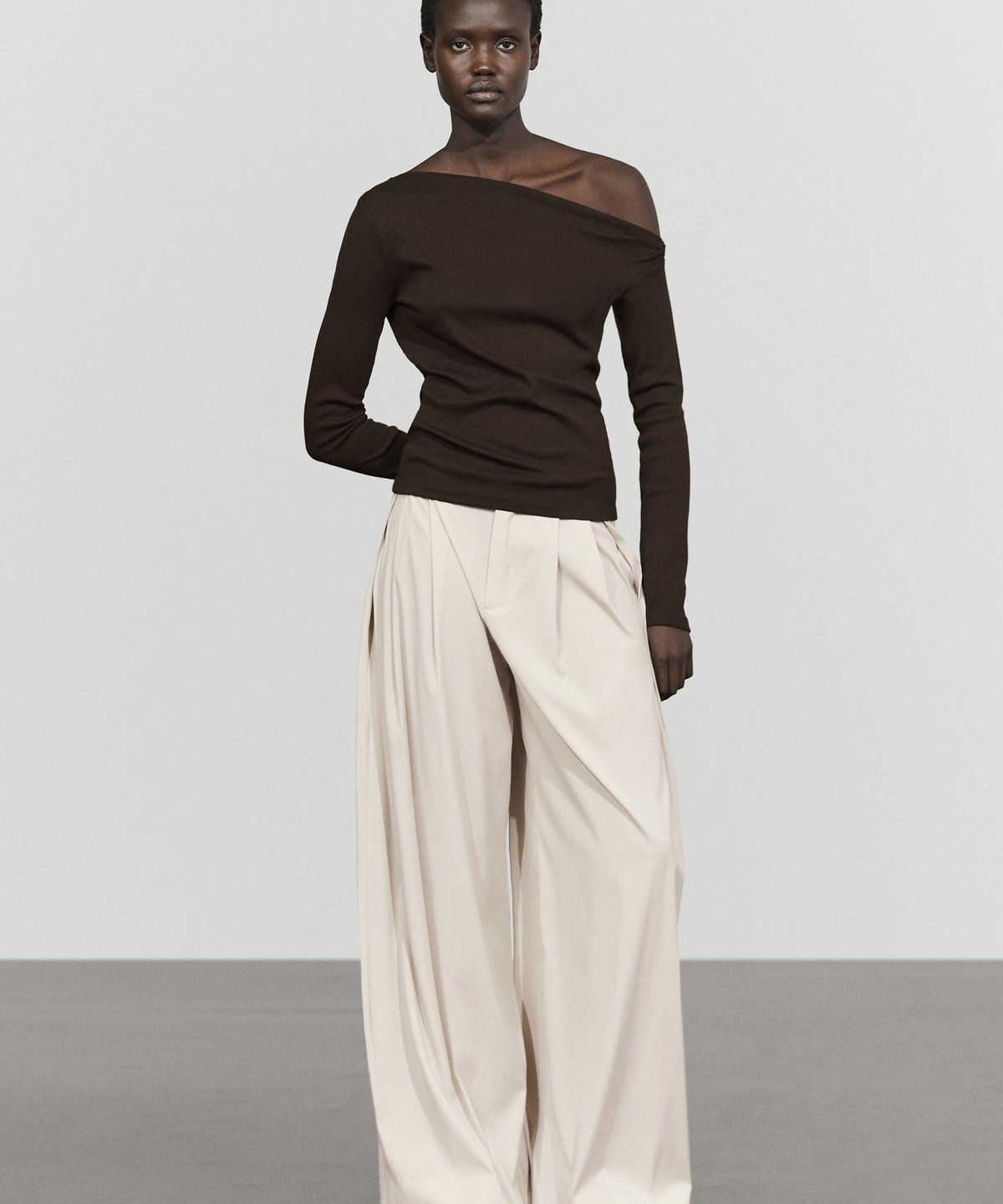 마시모두띠(MASSIMO DUTTI) 드레이프 숄더 티셔츠