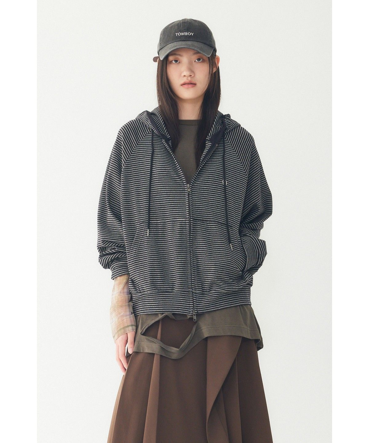 스튜디오 톰보이(STUDIO TOMBOY) 미니멀 스트라이프 후드 집업 _블랙_9176313974
