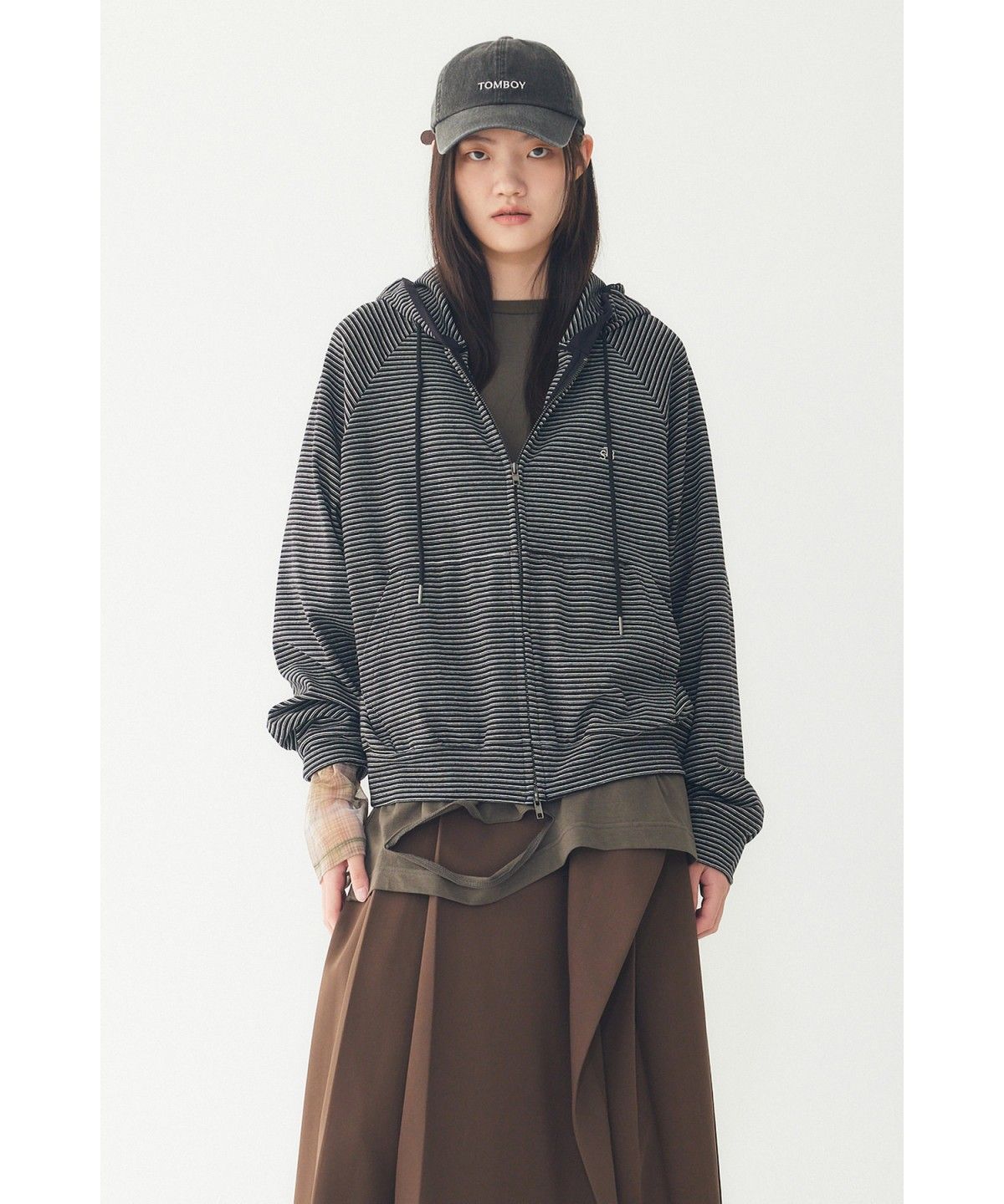 스튜디오 톰보이(STUDIO TOMBOY) 미니멀 스트라이프 후드 집업 _블랙_9176313974