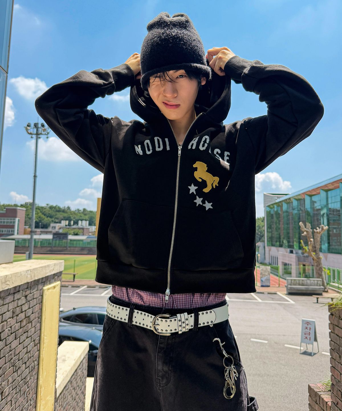 노디(NODI) 스텝 온 스타 후드 집업 블랙