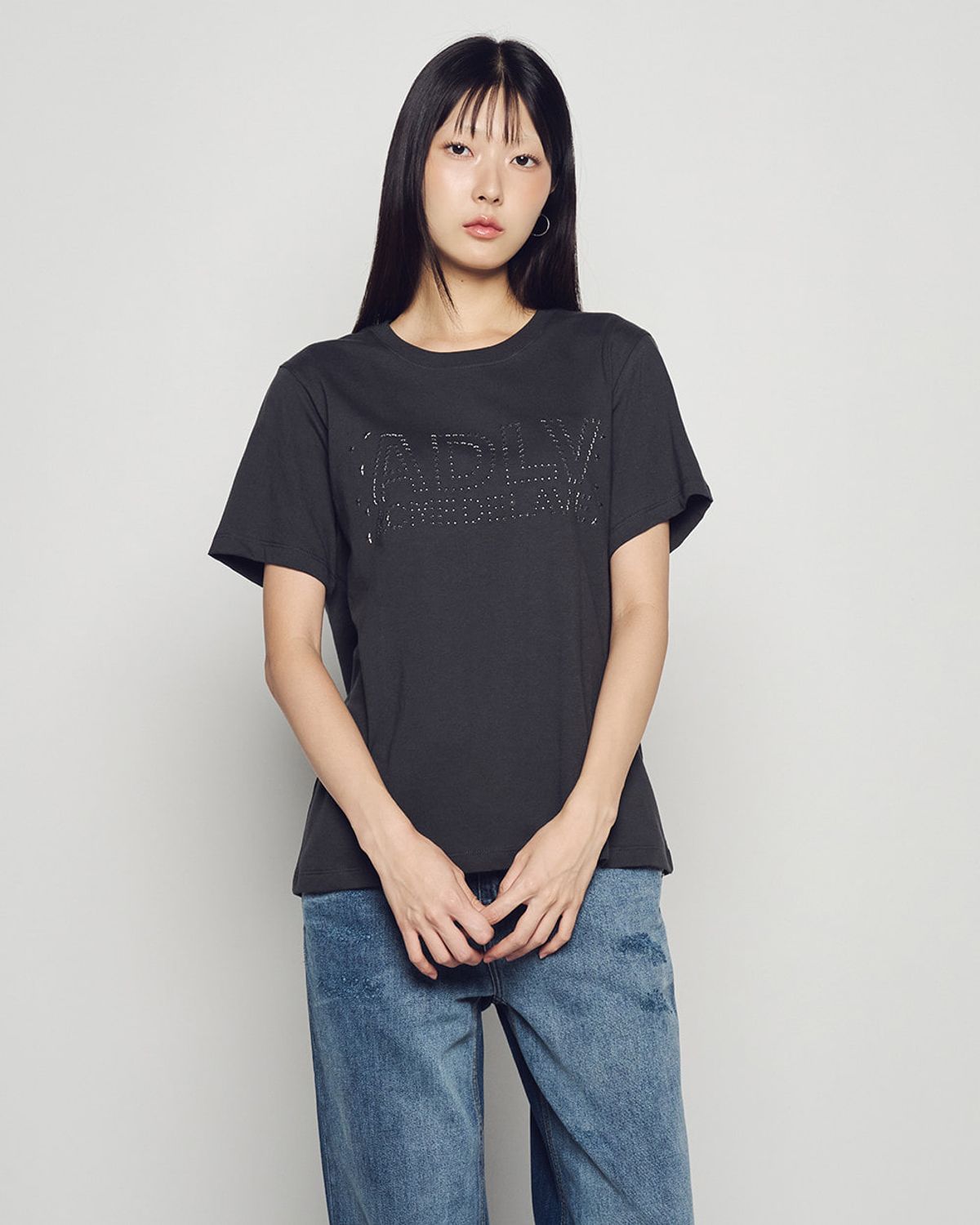 아크메드라비(ACME DE LA VIE) WOMAN LOGO HOTFIX SHORT SLEEVE T-SHIRT