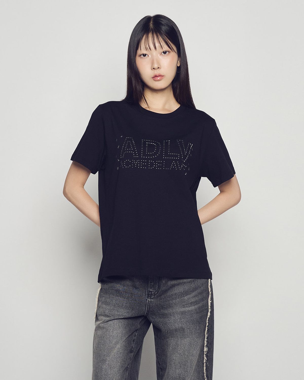 아크메드라비(ACME DE LA VIE) WOMAN LOGO HOTFIX SHORT SLEEVE T-SHIRT
