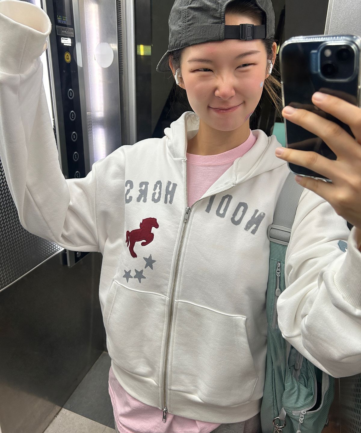 노디(NODI) 스텝 온 스타 후드 집업 아이보리