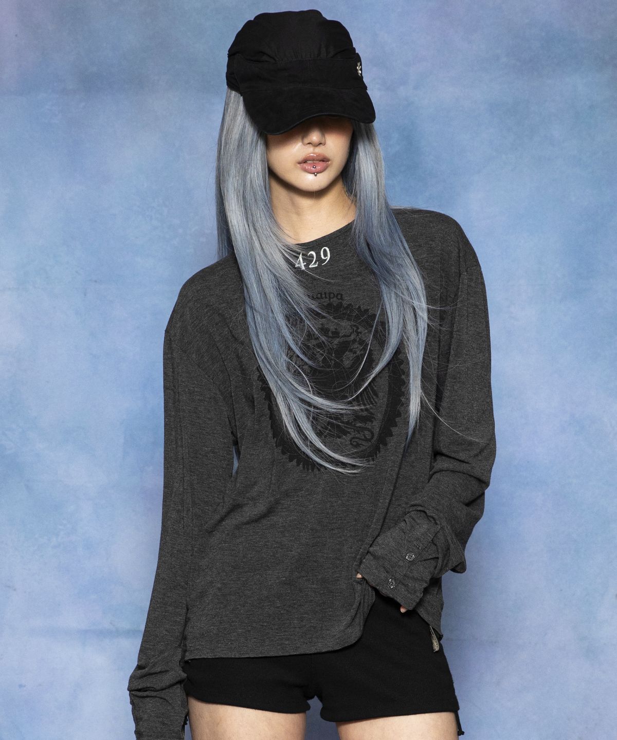 글랙(GLACK) GT188 429 키마이라 엠블럼 빈티지 커프스 디테일 롱슬리브 (CHARCOAL GRAY)