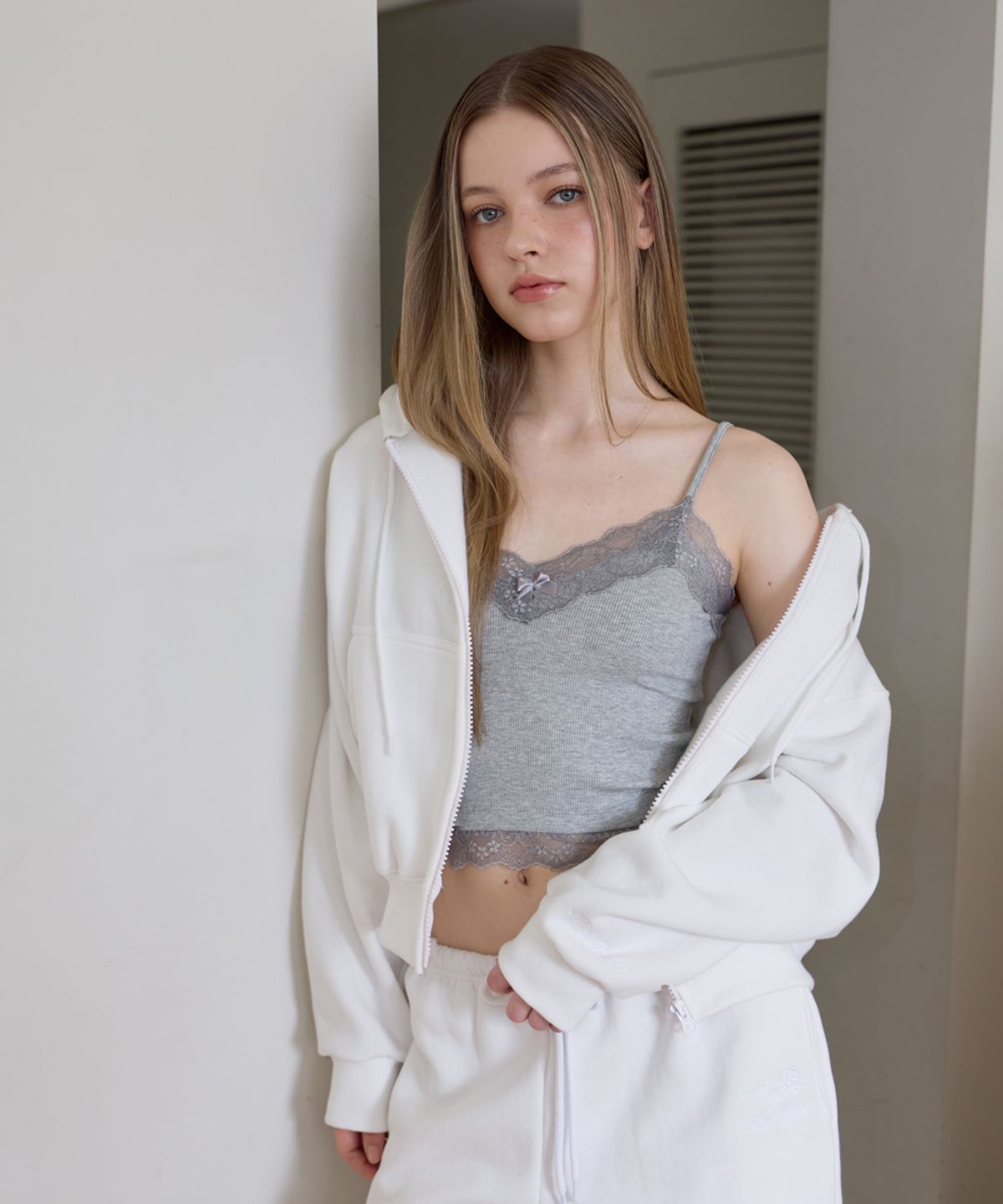 로제프란츠(ROSEFRANTZ) Rose Embroidery Hood Zip-up [Ivory]