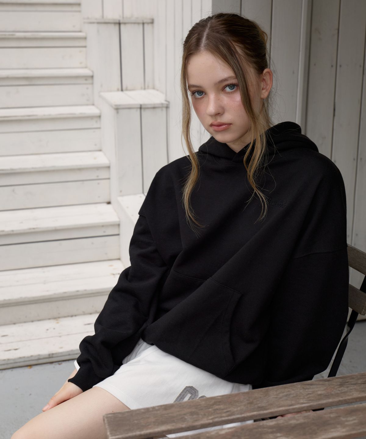 로제프란츠(ROSEFRANTZ) Back Rose Embroidery Hoodie [Black]
