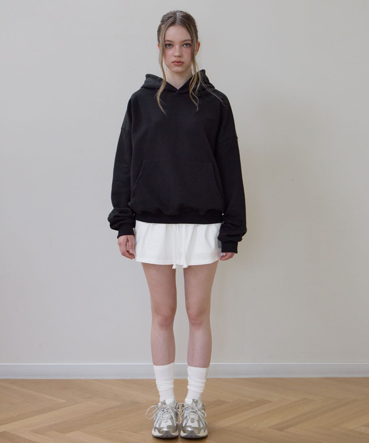 로제프란츠(ROSEFRANTZ) Back Rose Embroidery Hoodie [Black]