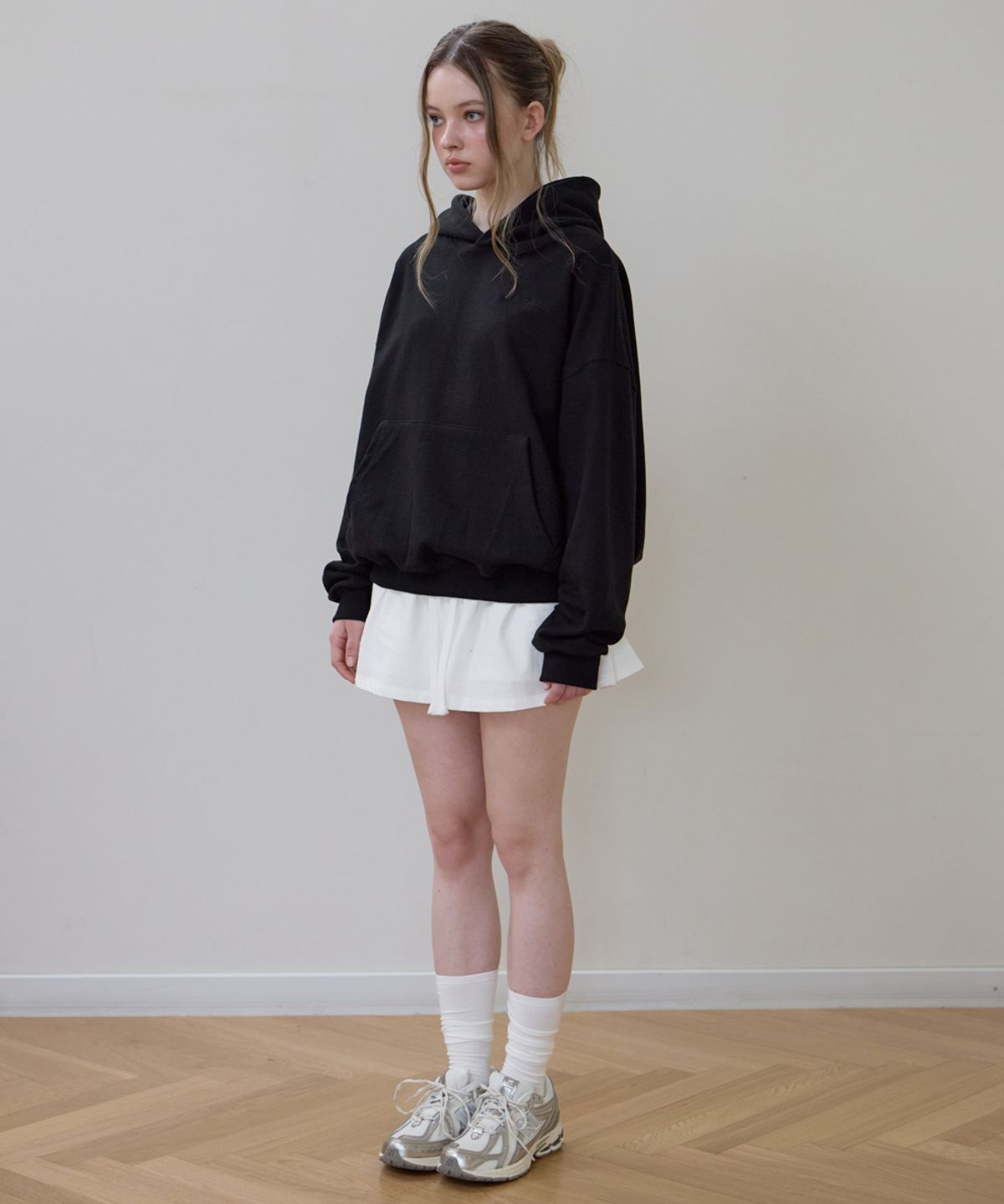 로제프란츠(ROSEFRANTZ) Back Rose Embroidery Hoodie [Black]