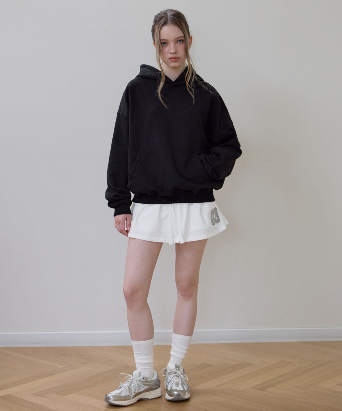 로제프란츠(ROSEFRANTZ) Back Rose Embroidery Hoodie [Black]