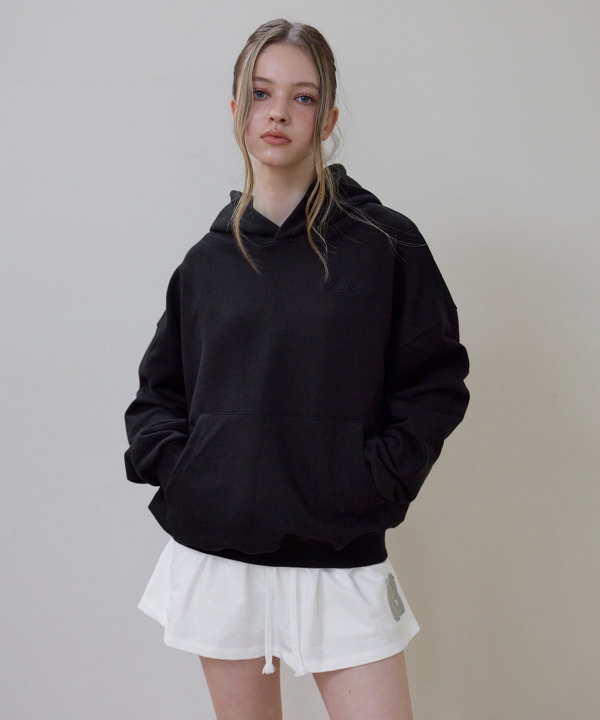 로제프란츠(ROSEFRANTZ) Back Rose Embroidery Hoodie [Black]