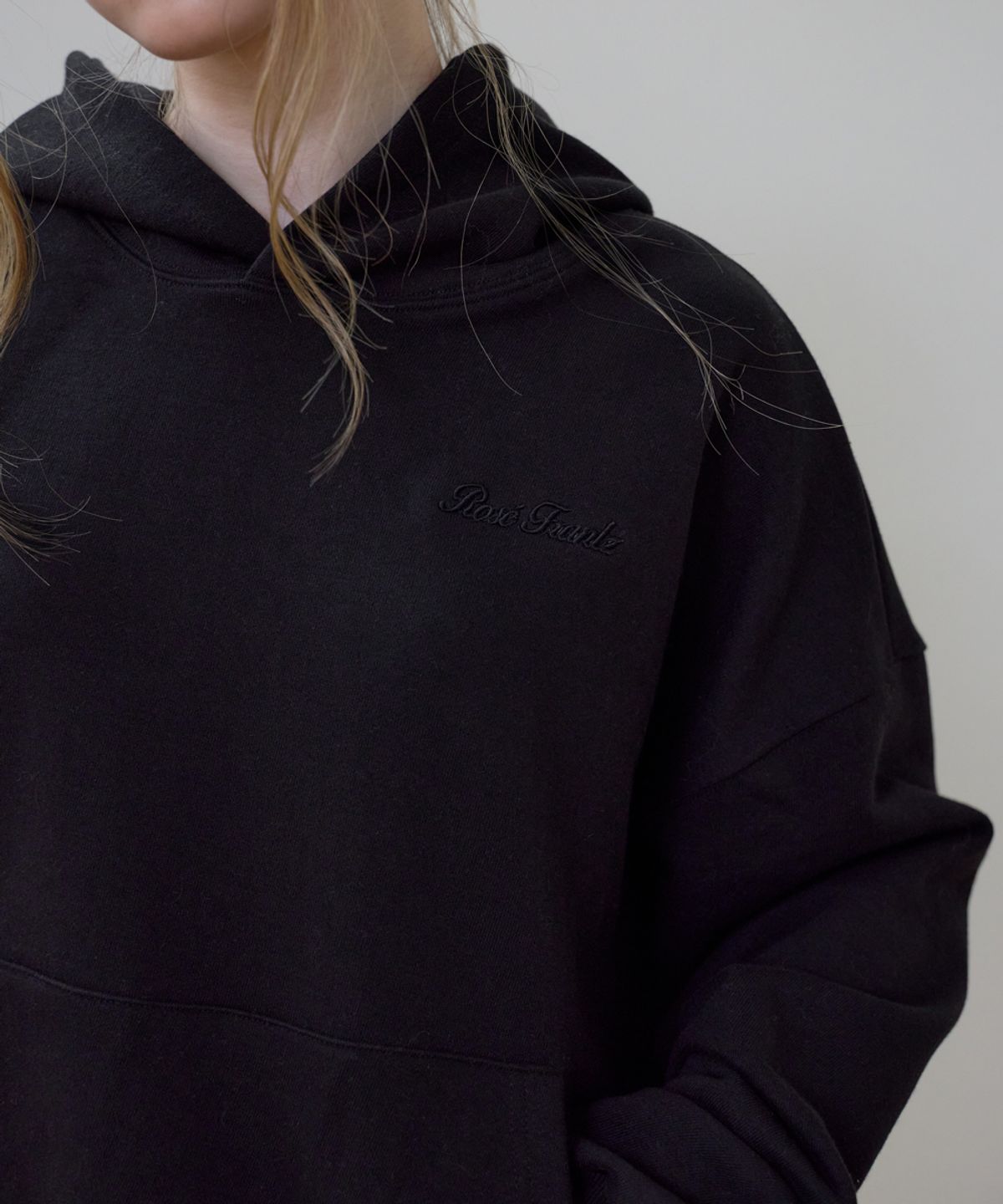 로제프란츠(ROSEFRANTZ) Back Rose Embroidery Hoodie [Black]