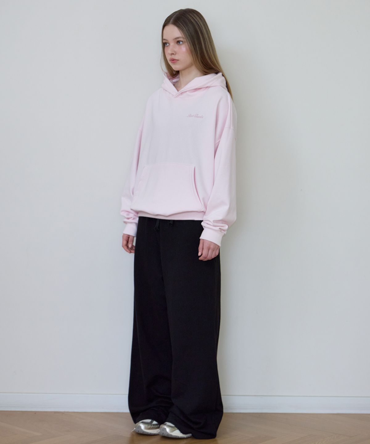 로제프란츠(ROSEFRANTZ) Back Rose Embroidery Hoodie [Pink]