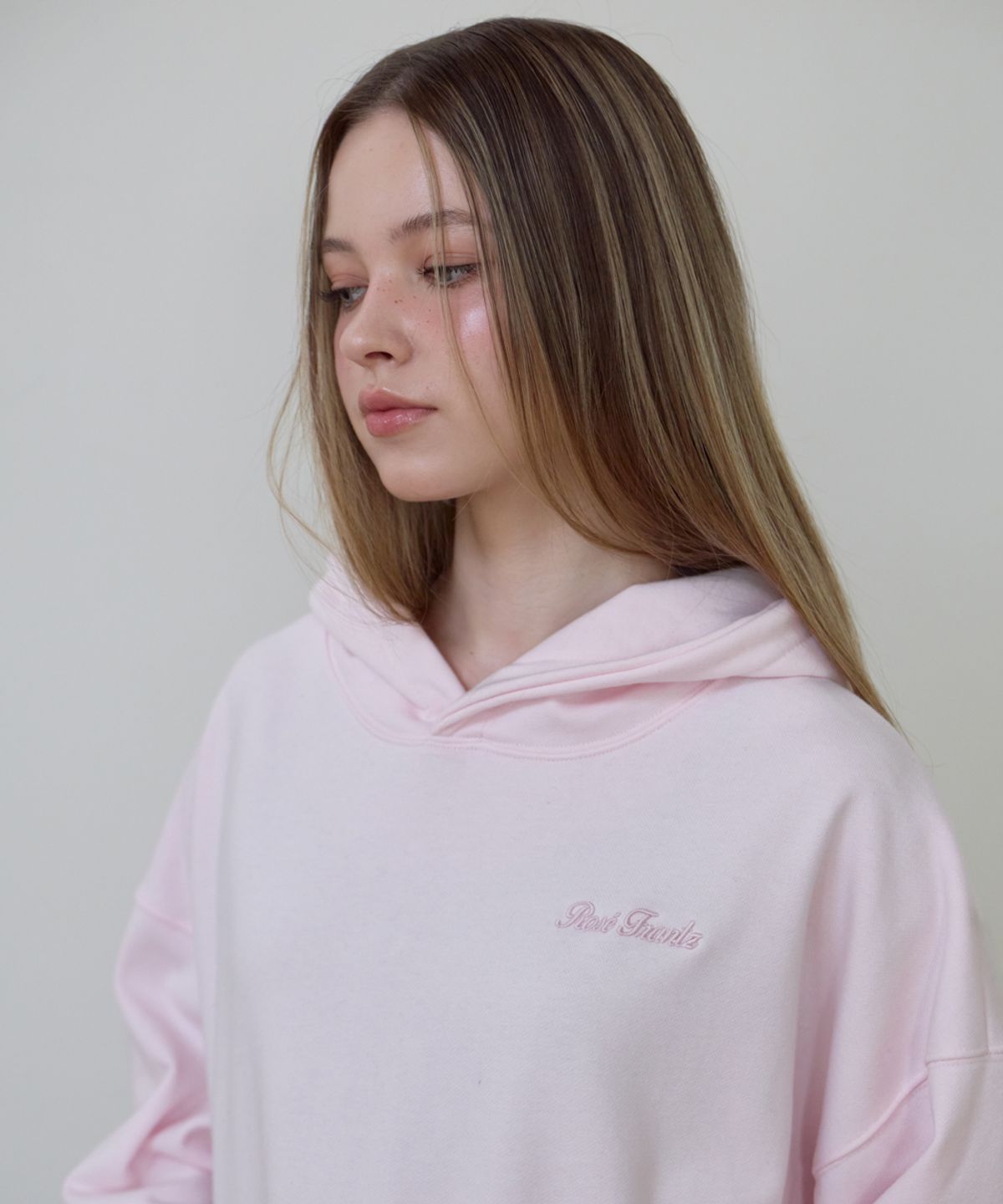 로제프란츠(ROSEFRANTZ) Back Rose Embroidery Hoodie [Pink]