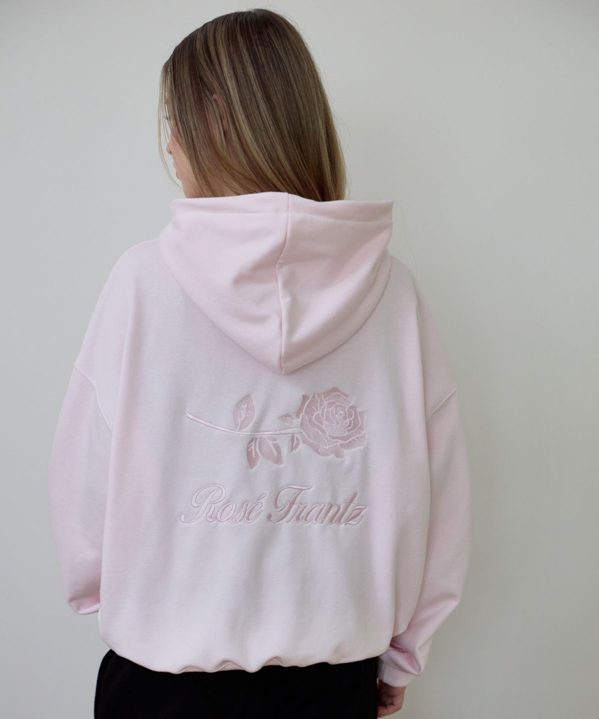로제프란츠(ROSEFRANTZ) Back Rose Embroidery Hoodie [Pink]