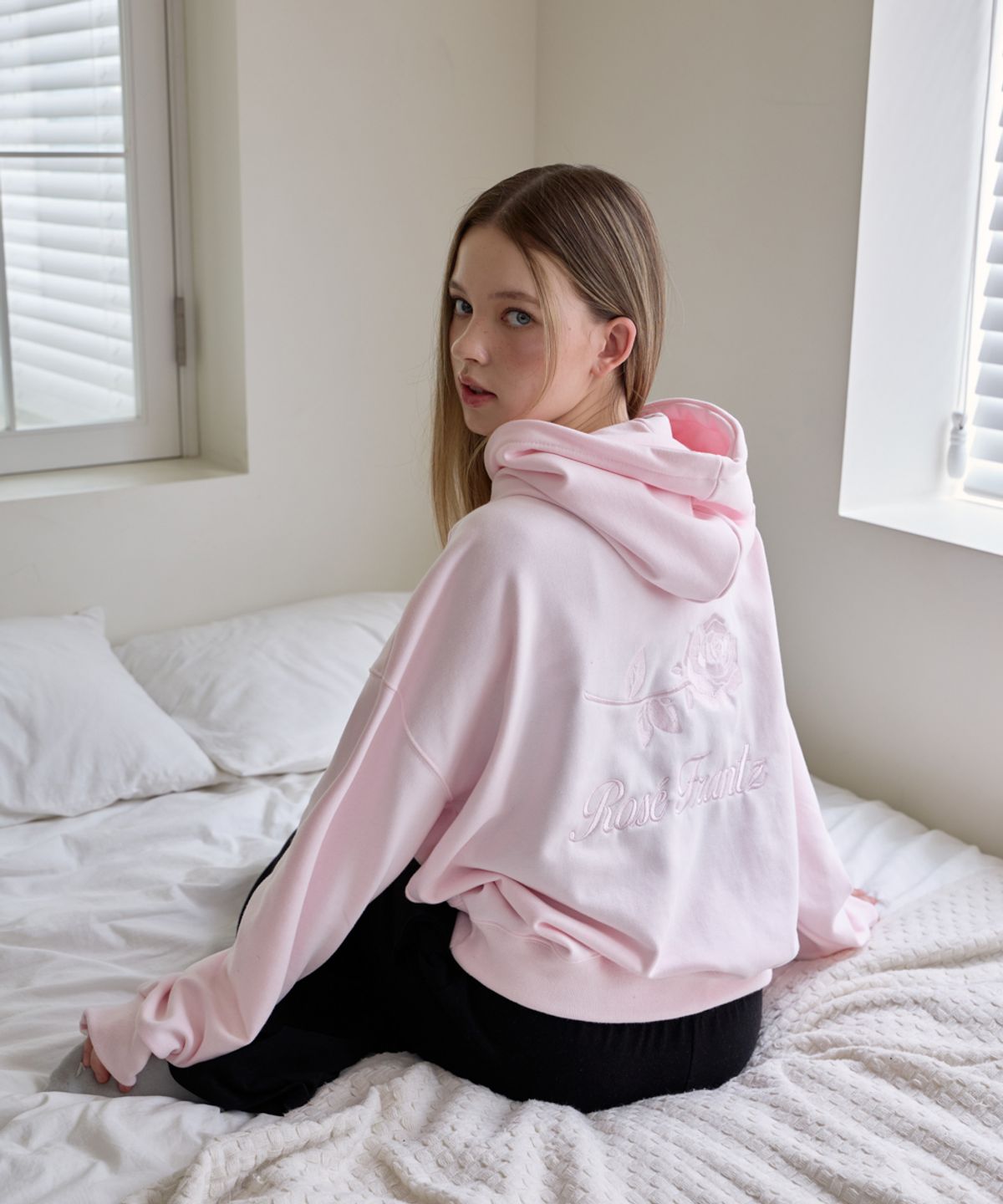 로제프란츠(ROSEFRANTZ) Back Rose Embroidery Hoodie [Pink]